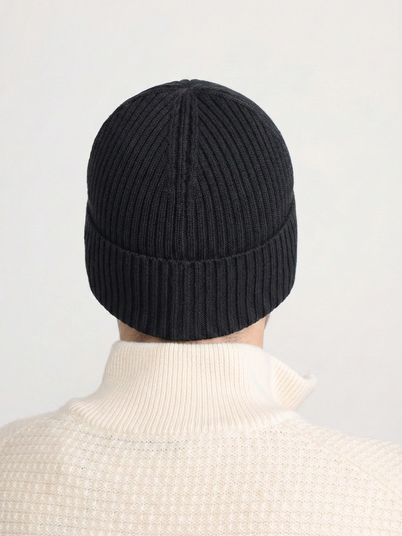 Шапка-бини черного цвета с отворотом из хлопка